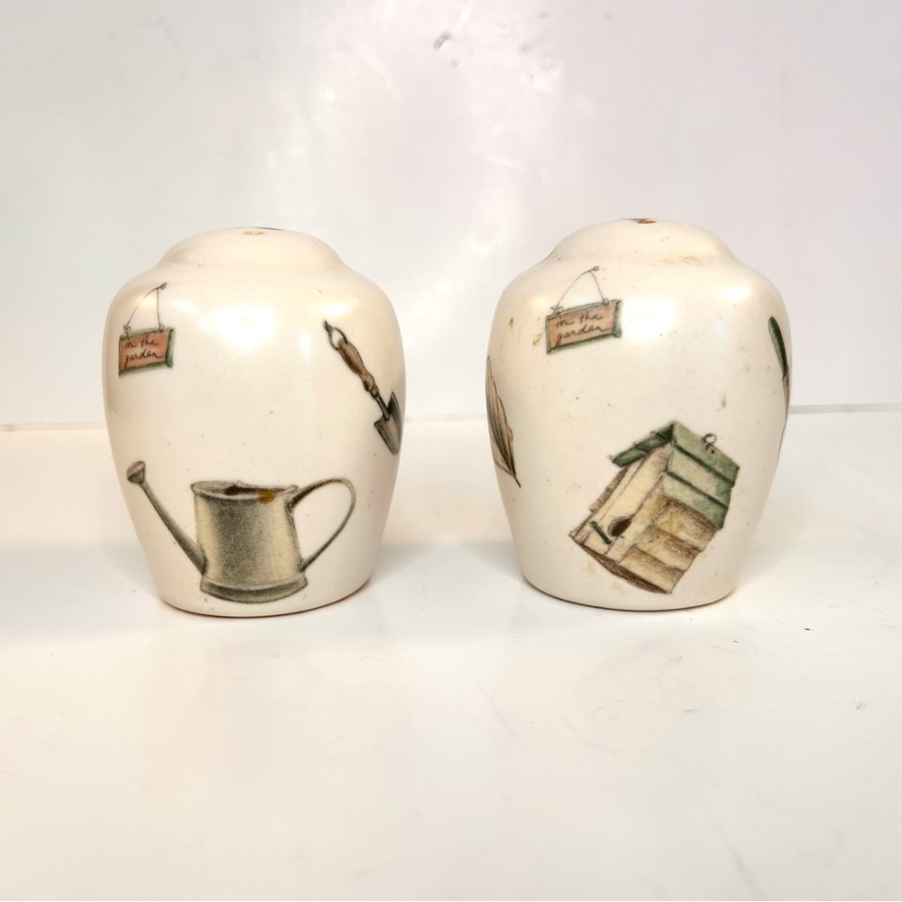 Pfaltzgraff Salt & Pepper Shakers Ceramic Farmhouse Country Kitchen Gardener